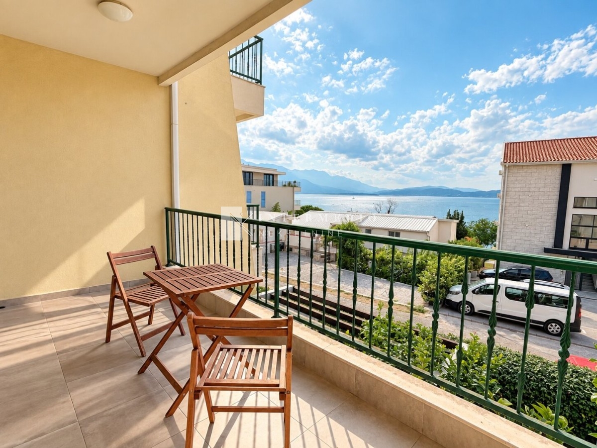 Dvosoban stan 89 m² sa pogledom na more, bazenom i teniskim terenom – Bijela, Herceg Novi